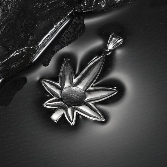 men maple leaf necklace - Picture 4 of 4